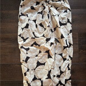 H&M Black and Cream Shell Print Midi Skirt Size 4